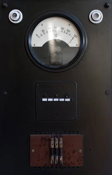 Vista de cerca del medidor de temperatura antiguo vintage . — Foto de Stock