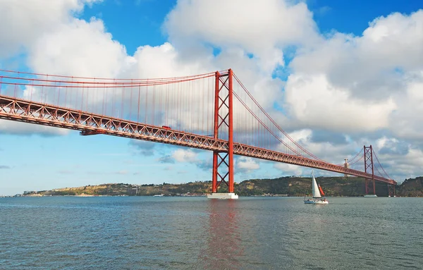 Puente del 25 de abril en Lisboa . — Foto de Stock