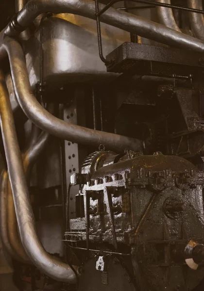工場内の古い油を塗ったエンジン. — ストック写真