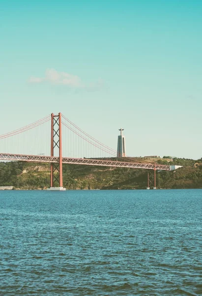 Bro av 25. april i Lisboa . – royaltyfritt gratis stockfoto