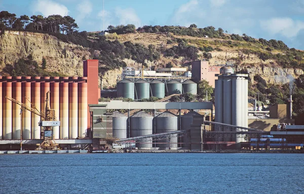 Terminal industrial com silos perto do rio . — Fotografia de Stock