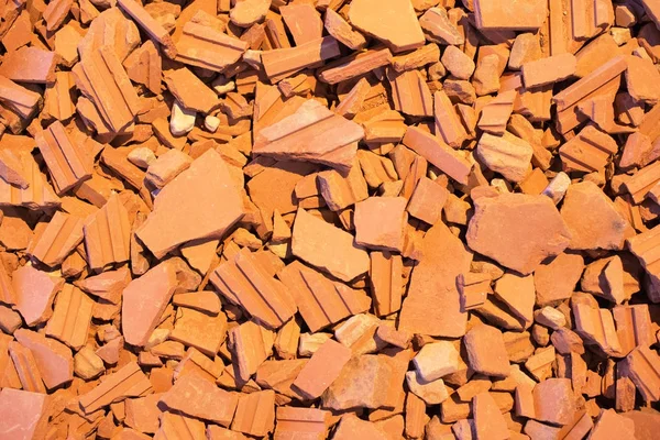 Un sacco di mattoni rossi rotti . — Foto Stock