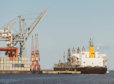 Konteyner ve Vinçler ve gemi sanayi liman.