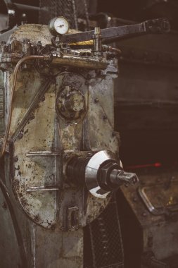 Eski yağlanmış motor fabrikası.