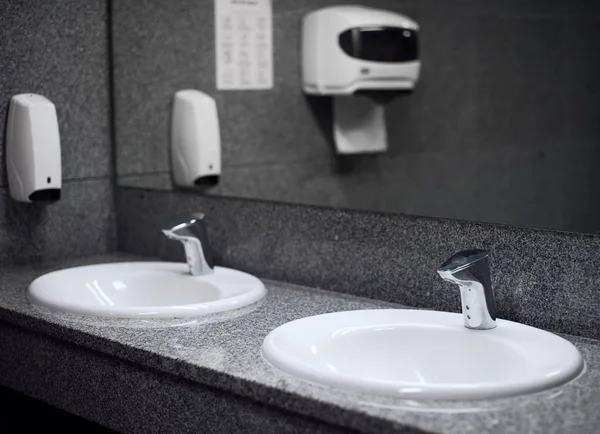 Lavabo ve musluklar boş umumi tuvalet Oda. — Stok fotoğraf