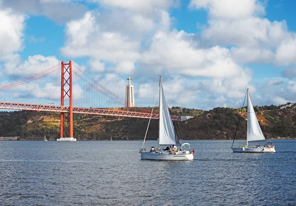 Ponte de 25 de Abril com iates em Lisboa . — Fotografia de Stock