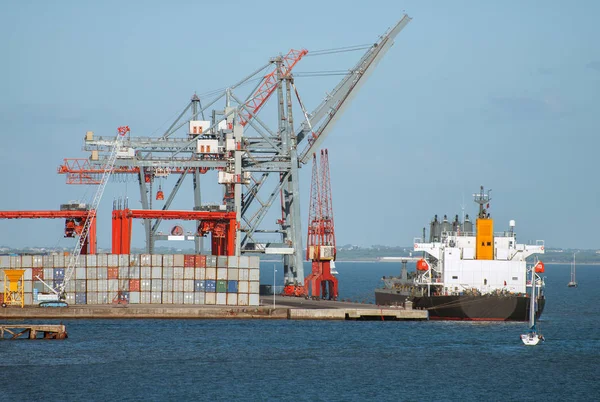 Промышленный морской порт с контейнерами и кранами и судами . — стоковое фото