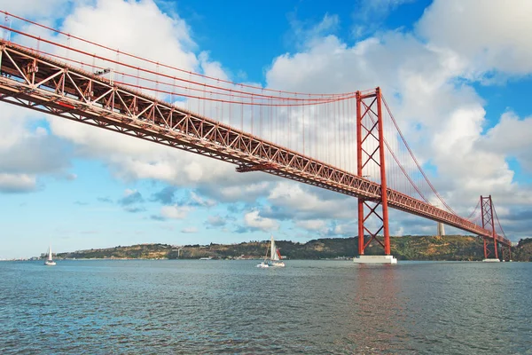 Ponte de 25 de Abril em Lisboa . — Fotografia de Stock