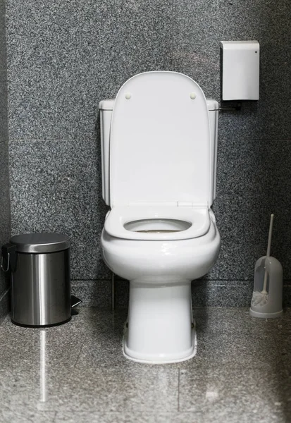 Salle de toilettes publique vide . — Photo