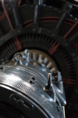 Motor. Eski elektrik santralinin bir parçası..