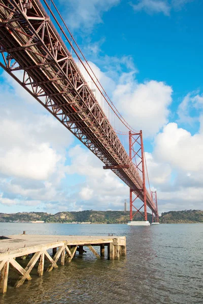 Vista de perto da Ponte de 25 de Abril em Lisboa . — Fotografia de Stock