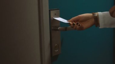 Otelin elektronik anahtar kullanan kadın.