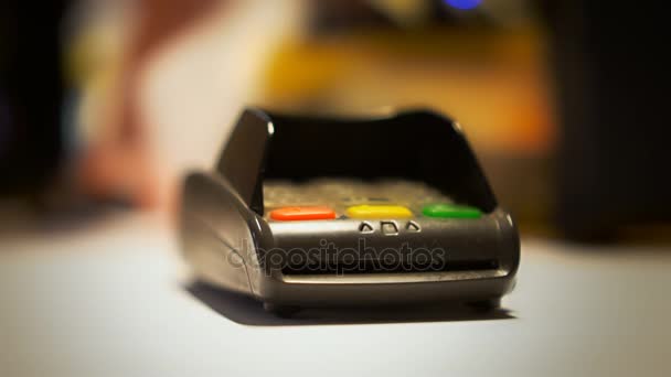 Man Betalar Med Nfc Teknik Smartphone — Stockvideo