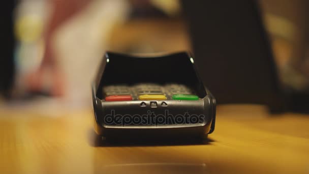 Homem Pagar Com Cartão Crédito — Vídeo de Stock