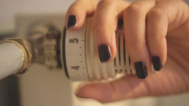 Mulher Mão Ajustando Termostato Temperatura Radiador — Vídeo de Stock