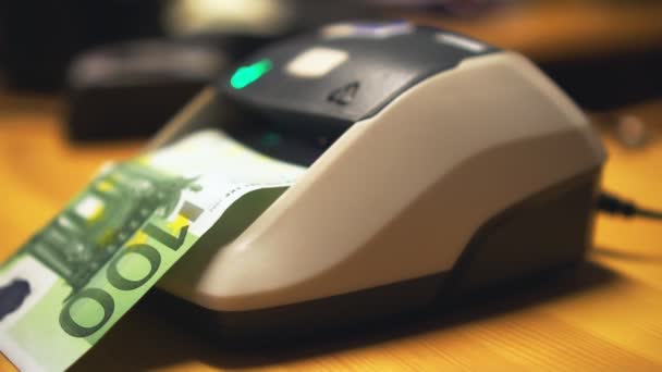 Kvinna Med Automatiska Falska Pengar Detektor Kontrollera Och 100 Euro — Stockvideo