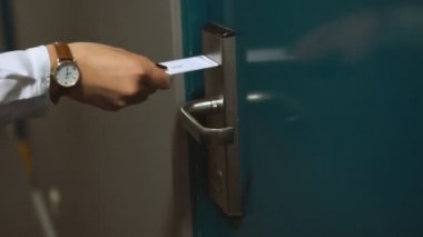 Otelin elektronik anahtar kullanan kadın.