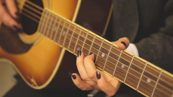 Unerkannte Musikerin Spielt Auf Der Gitarre — Stockvideo