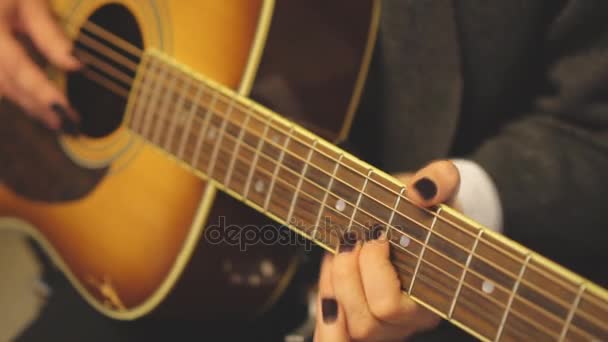无法辨认的女音乐家演奏在吉他 — 图库视频影像
