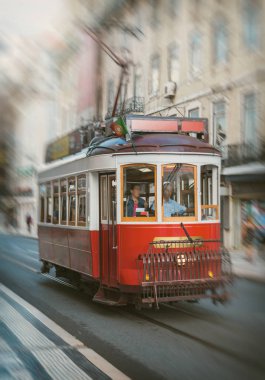 Ünlü Lizbon tramvay sokakta.