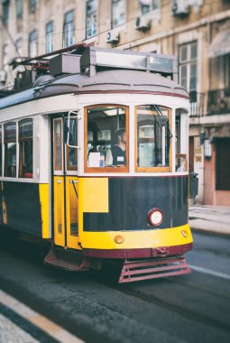 Ünlü Lizbon tramvay sokakta.