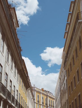 Lizbon güzel dar eski sokak.