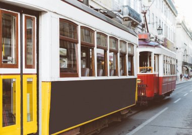 Ünlü Lizbon tramvay sokakta.