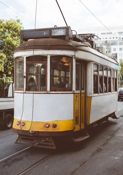 Ünlü Lizbon tramvay sokakta.