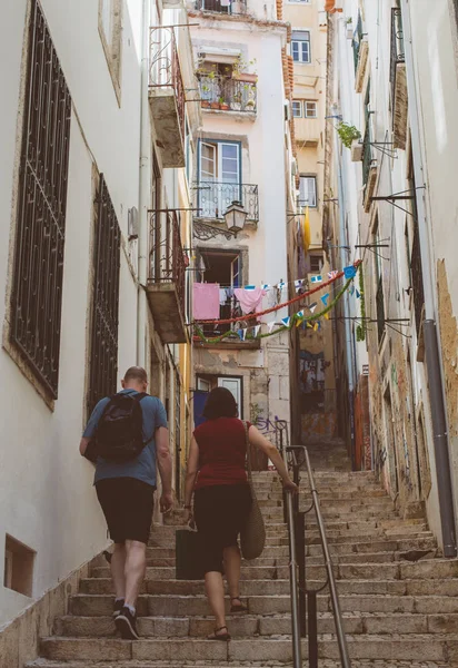 Δύο τουρίστες ανεβαίνουν τα σκαλιά στην παλιά πόλη. — Φωτογραφία Αρχείου