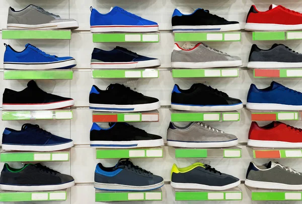 Gran colección de zapatos deportivos diferentes . — Foto de Stock