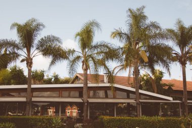 Avuç içi ile bina Restoran.