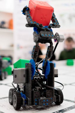 Kırmızı plastik konteyner ile dört tekerlekli robot.