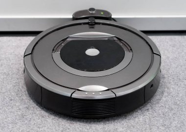 Robot elektrikli süpürge üste şarj şarj.