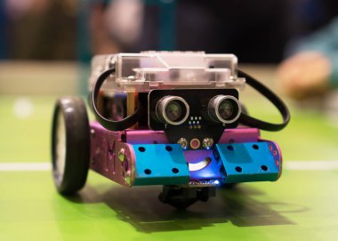 Sergi üç tekerlekli robot.