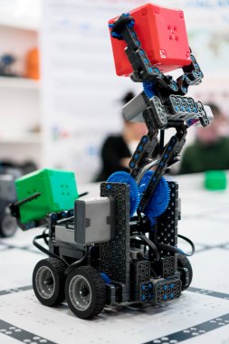Kırmızı plastik konteyner ile dört tekerlekli robot.