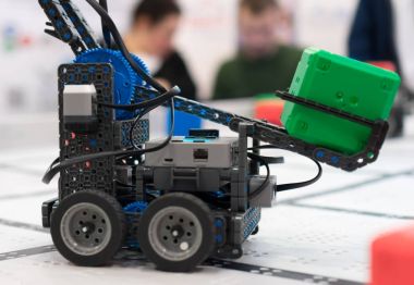 Yeşil plastik konteyner ile dört tekerlekli robot.