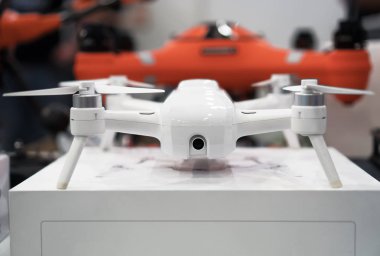 4 k kamera mağaza ile modern beyaz dron.