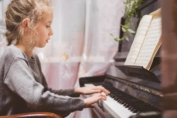 Menina aprendendo a tocar piano . — Fotografia de Stock