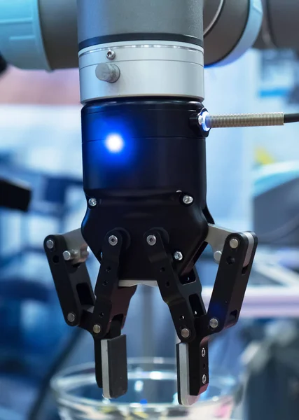 Průmyslové robotické rameno v laboratoři. — Stock fotografie