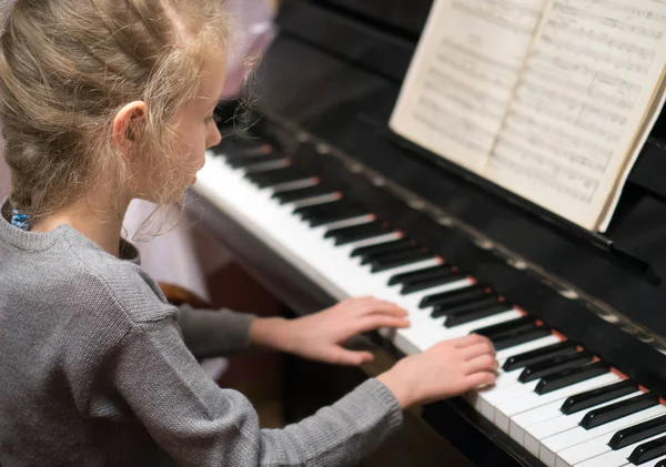 Little girl learning to play the piano. — Stock Photo, Image