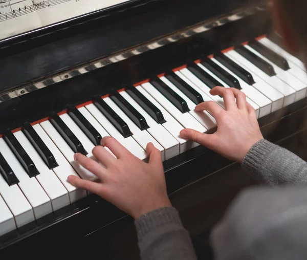 孩子学会了弹钢琴. — 图库照片