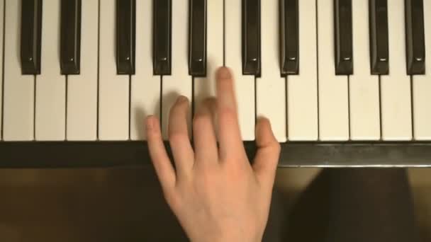 Παιδί Μαθαίνει Παίζει Πιάνο — Αρχείο Βίντεο