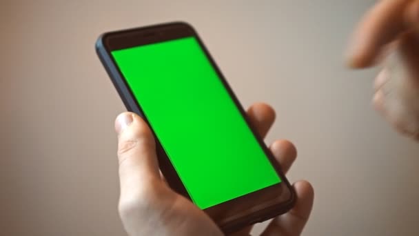Yeşil Ekranlı Ele Tutuşan Cep Telefonu Krom Anahtar — Stok video