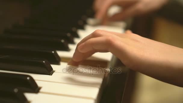 Niño Aprende Tocar Piano — Vídeos de Stock