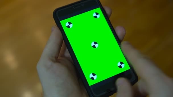 Mão Segurando Telefone Celular Com Tela Verde Chave Chroma — Vídeo de Stock