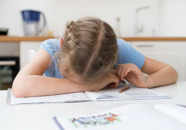 Kleine Mädchen wollen ihre Hausaufgaben nicht machen. — Stockfoto
