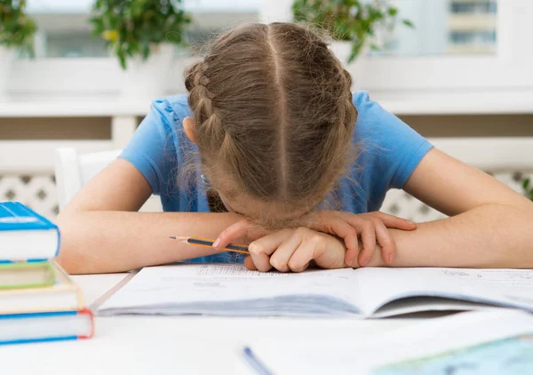 Liten flicka vill inte göra sina läxor. — Stockfoto