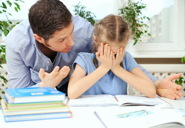 Pappa är arg eftersom dottern inte vill göra sina läxor. — Stockfoto