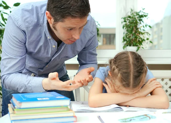 Papa est en colère parce que sa fille ne veut pas faire ses devoirs. . — Photo