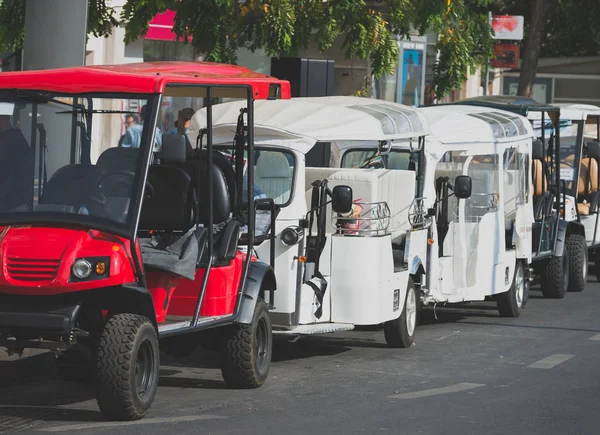 Καροτσάκια και Tuktuk Ενοικίαση Λισαβόνα, Πορτογαλία. — Φωτογραφία Αρχείου